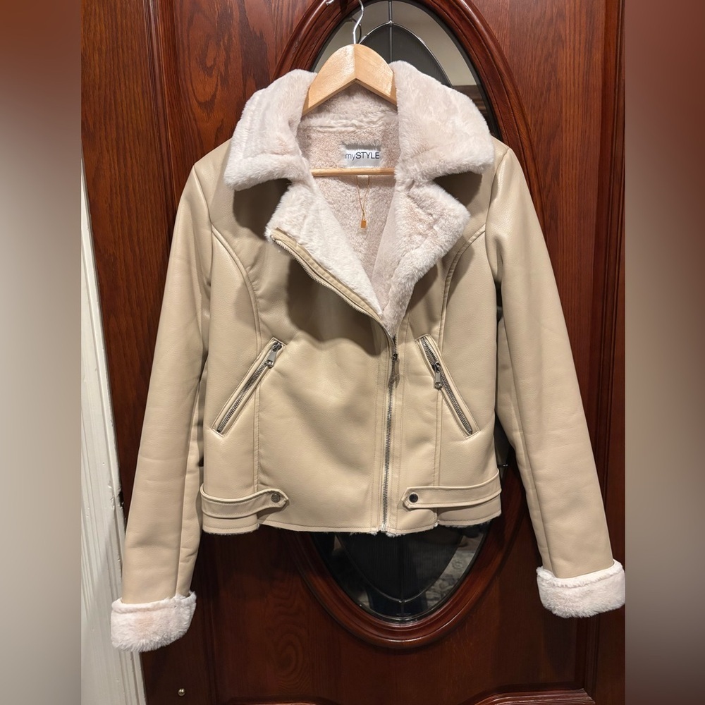 Elegant Cream PU Leather Jacket with Shearling Trim - Picture 8 of 13